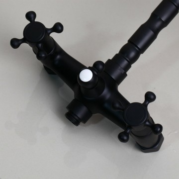 Zwarte kraan dichtbij