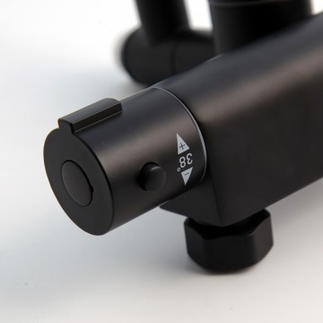 Zwarte kraan douchezet