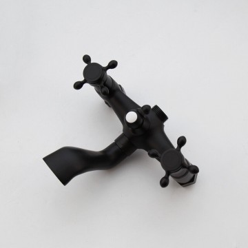 Zwarte kraan gedeelte regendouche