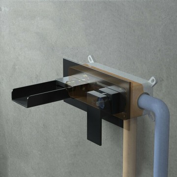 Zwarte kraan installatie voorbeeld