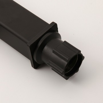 Zwarte kraan onderzijde draadbuis