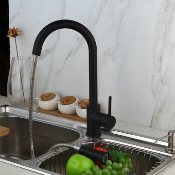Zwarte kraan voor in de keuken