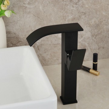 Zwarte kraan waterval