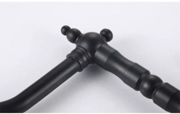 Zwarte landelijke keuken kraan