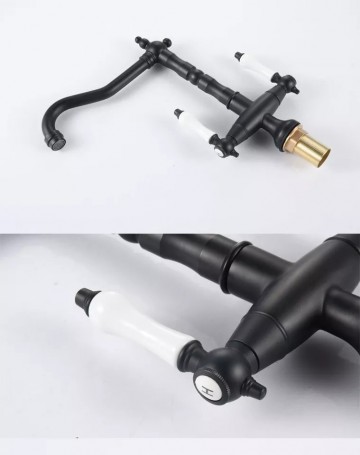 Zwarte landelijke keuken mengkraan