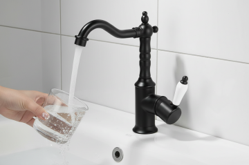 Zwarte landelijke wastafel keukenkraan 1