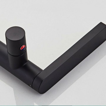 Zwarte mengkraan moderne stijl