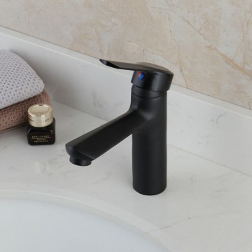 Zwarte mengkraan wastafel