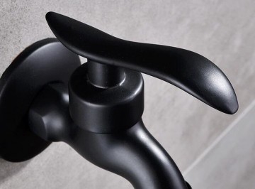 Zwarte muur kraan wasmachine