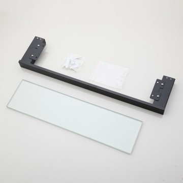 Zwarte plank voor onder de spiegel