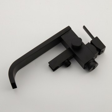 Zwarte staande kraan badkamer