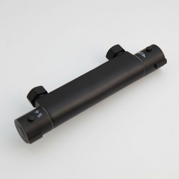 Zwarte thermostatische doucheraan