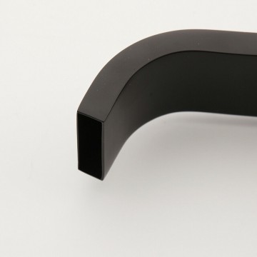 Zwarte uitloop bad kraan