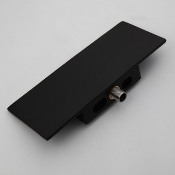 Zwarte uitloop badkraan met plateau