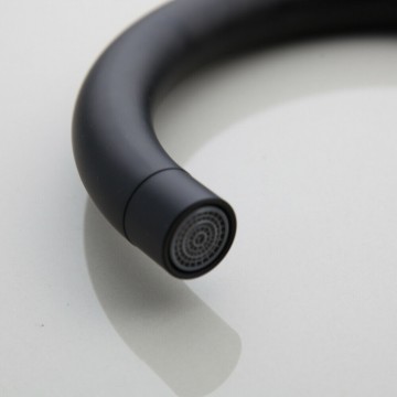 Zwarte uitloop keukenkraan