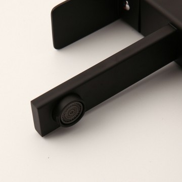 Zwarte uitloop wastafelkraan