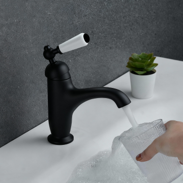 Zwarte wastafel mengkraan 2