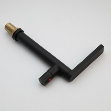 Zwarte wastafelkraan hoog