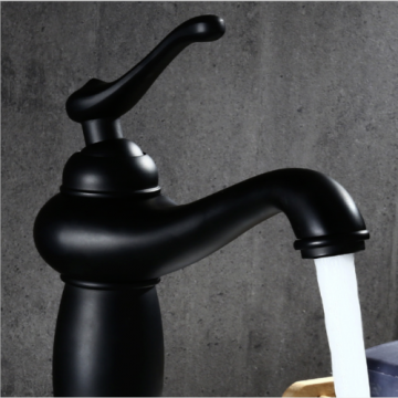 Zwarte wastafelkraan