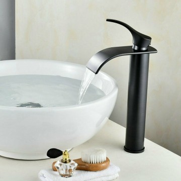Zwarte waterval kraan