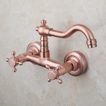 Zwenkbare koperkleurige wastafelkraan